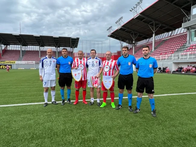 pred-zaapsom-medved-smenik-kapitani-rozhodcovia.JPG
